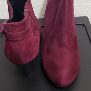 Women's Size 13 faux Suede Booties (Maroon)